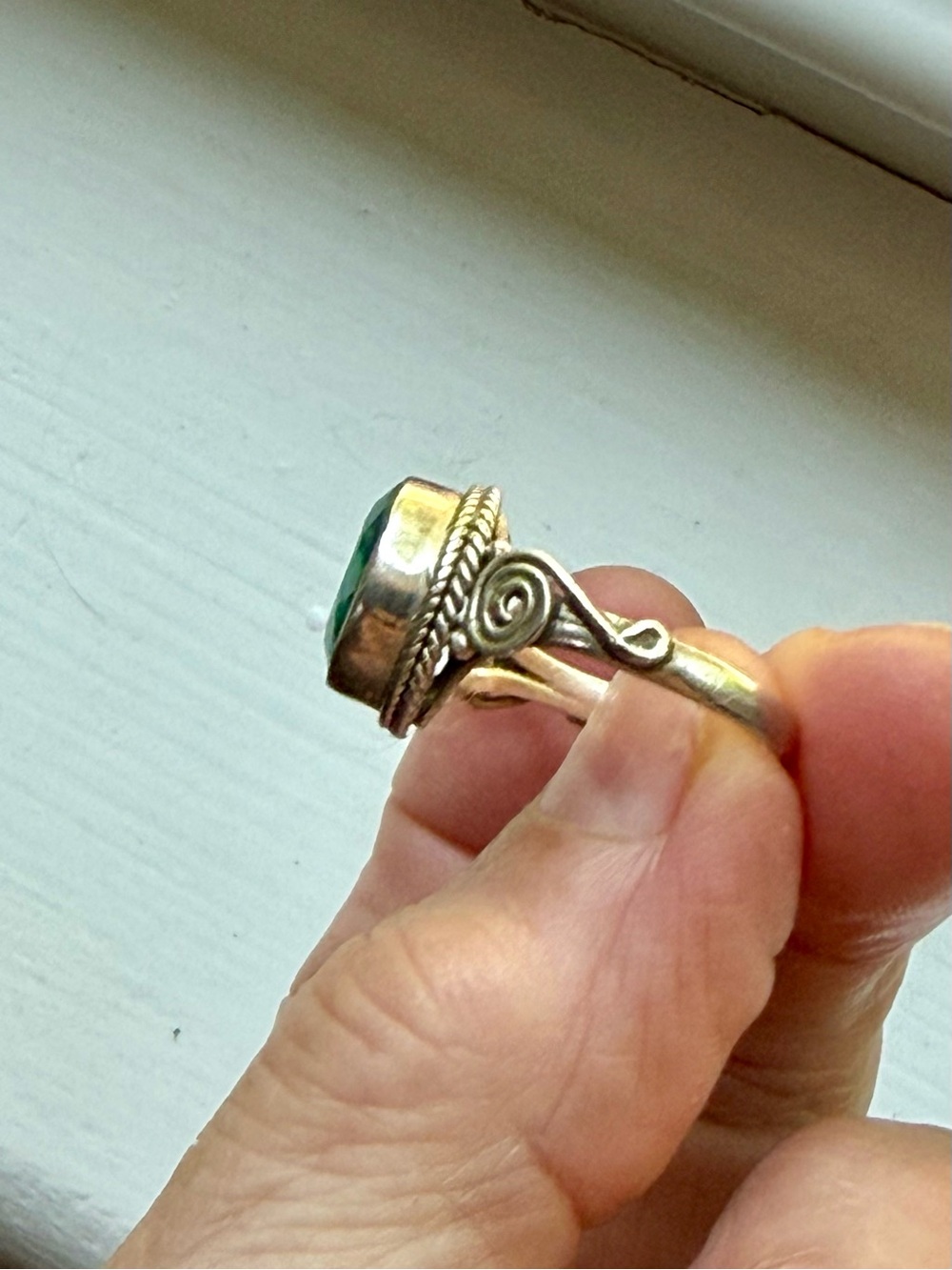 Sterling ring with green stone. - Picture 4 of 10